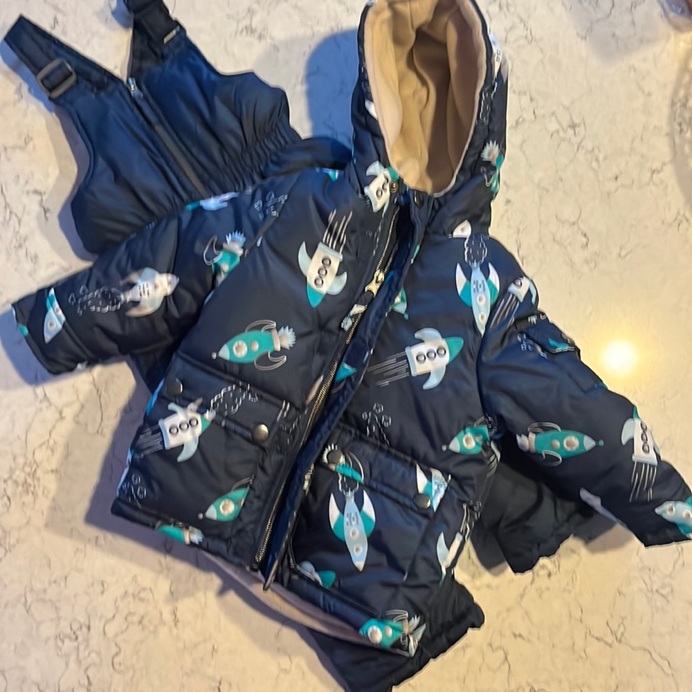 SIZE 18 MO WINTER COAT AND OVERALL SNOWPANTS MATCHING SET, ROCKET PRINT - NAVY